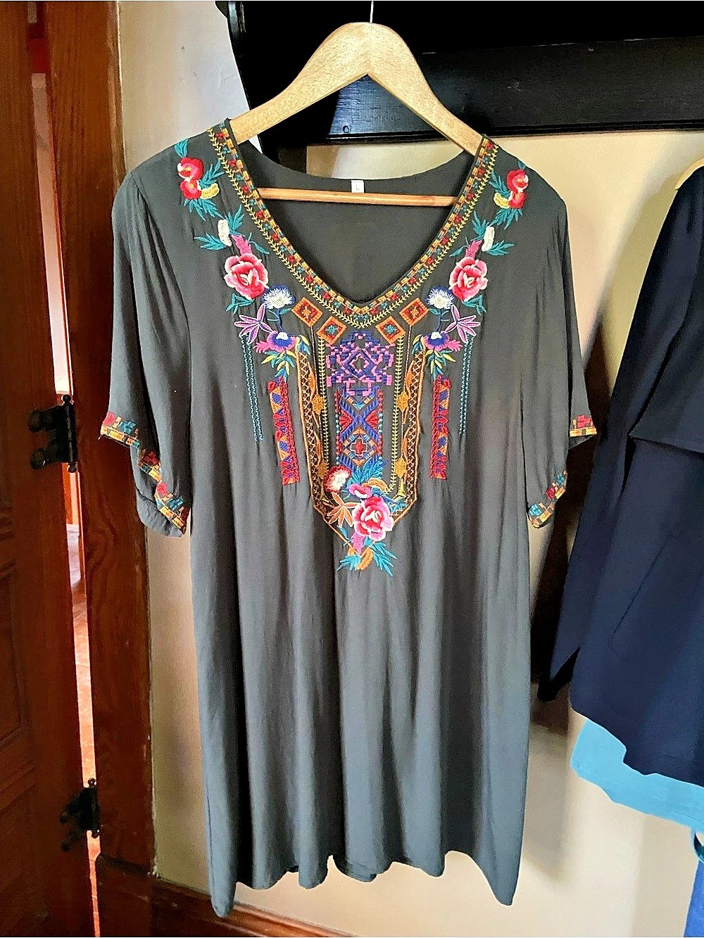 Embroidered Midi Dress in Green Size Large